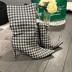Stylish Black and White Houndstooth Women's Boots